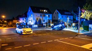 Stuttgart-Degerloch: Auto überschlägt sich bei Unfall an Kreuzung
