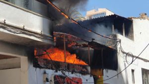 Bei dem Brand wurden zwei Menschen verletzt, es  entstand ein Schaden von mindestens 150 000 Euro. Foto: dpa