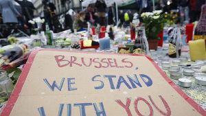 Anteilnahme an den Schicksalen der vielen Opfer des Terrors in Brüssel. Anti-Terror-Razzien decken nun auf, wie der sogenannte Islamische Staat über die Welt vernetzt ist. Foto: dpa