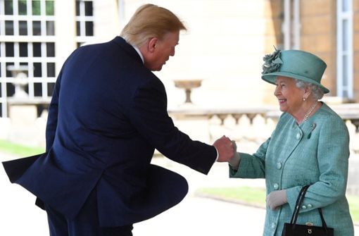 Schwungvolle Begrüßung – Donald Trump und die Queen Foto: AFP