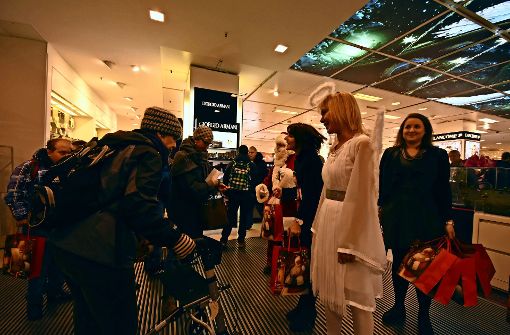 Von Engel und Nikolaus begrüßt: die Männer und Frauen freuen sich immer sehr über den Einkaufsbummel  bei der Galeria Kaufhof. Foto: Saskia Drechsel