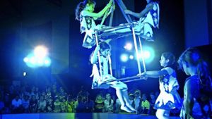 Gala zum zehnjährigen Bestehen des Circus Praguli: Der spektakuläre und lehrreiche Auftritt am Würfeltrapez. Foto: Susanne Müller-Baji