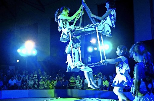 Gala zum zehnjährigen Bestehen des Circus Praguli: Der spektakuläre und lehrreiche Auftritt am Würfeltrapez. Foto: Susanne Müller-Baji