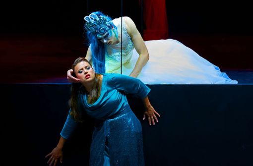 Die doppelte Rusalka in der Stuttgarter Inszenierung von Antonín Dvoráks gleichnamiger Oper : Esther Dierkes (links) und Reflektra Foto: Staatsoper/Matthias Baus