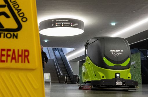 Ein Reinigungsroboter macht sauber am Bahnhof in Ulm. Foto: dpa/Stefan Puchner