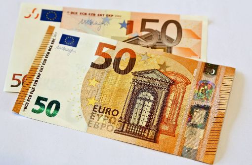 Ein alter (hinten) und ein neuer 50-Euro-Schein im Vergleich. Foto: imago stock&people