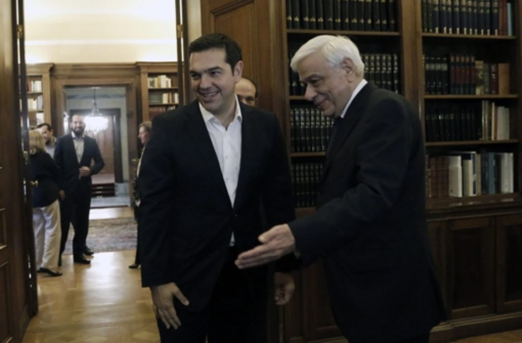 Alexis Tsipras ist als Ministerpräsident vereidigt worden, seinen Amtseid legte er vor dem Staatspräsidenten Prokopis Pavlopoulos (rechts) ab. Foto: dpa