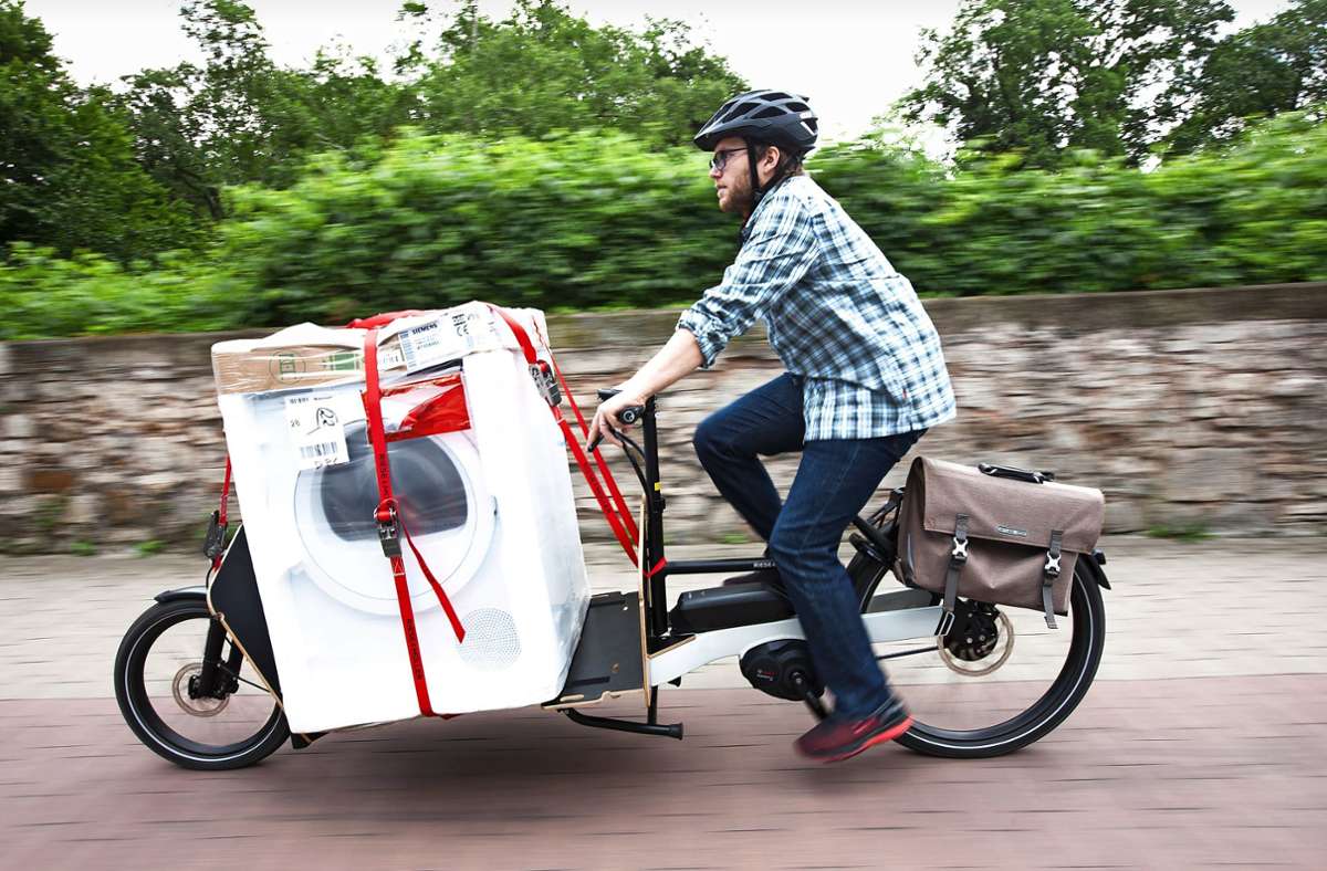 Mit einem Lastenrad lassen sich selbst schwere Gegenstände wie Wäschetrockner transportieren.