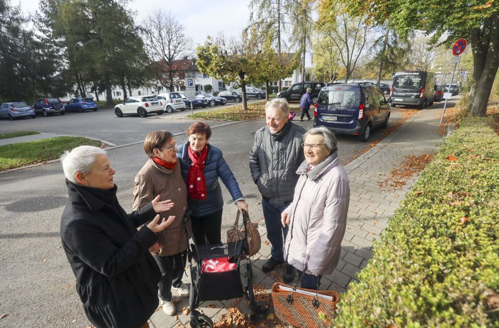Die Sozialarbeiterin Sibylle Siegner (links) fährt vorübergehend einige Senioren zum nächsten Supermarkt.