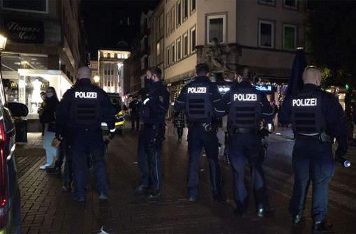 Polizisten stehen in der Düsseldorfer Innenstadt in Bereitschaft. Foto: dpa/Gerhard Berger