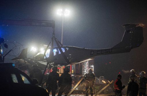 Experten untersuchen die Umstände des Unfalls am Stuttgarter Flughafen. Foto: SDMG