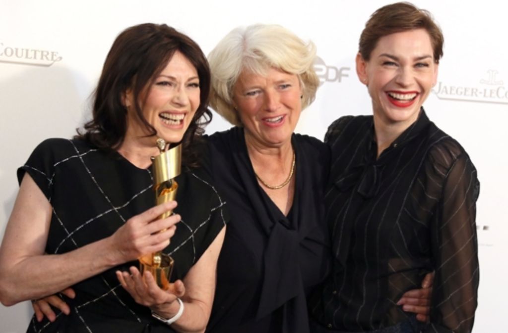 Kulturstaatsministerin Monika Grütters (CDU, Mitte) mit den Schauspielerinnen Iris Berben, Präsidentin der Deutschen Filmakademie (links), und Christiane Paul. Der Deutsche Filmpreis wird am 19. Juni 2015 in Berlin verliehen.