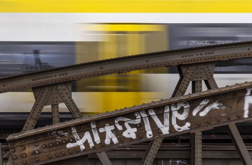 Eine Regionalbahn der Verkehrsgesellschaft „Bwegt“ ist mit einem VfB-Logo besprüht worden (Symbolfoto). Foto: IMAGO/Arnulf Hettrich/IMAGO/Arnulf Hettrich
