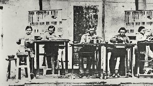 Der  Blick in die  optische Werkstatt  von Carl Zeiss    im Jahr 1864 zeigt  Mechaniker und Lehrlinge  beider Arbeit. Foto: Carl Zeiss AG