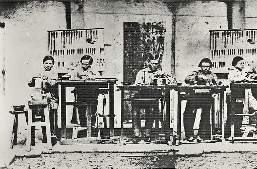 Der  Blick in die  optische Werkstatt  von Carl Zeiss    im Jahr 1864 zeigt  Mechaniker und Lehrlinge  beider Arbeit. Foto: Carl Zeiss AG