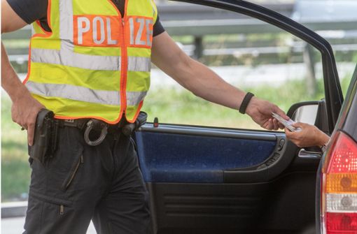 Die Polizei stoppte in Sachsen drei mutmaßliche Drogenschmuggler (Symbolbild). Foto: dpa/Armin Weigel