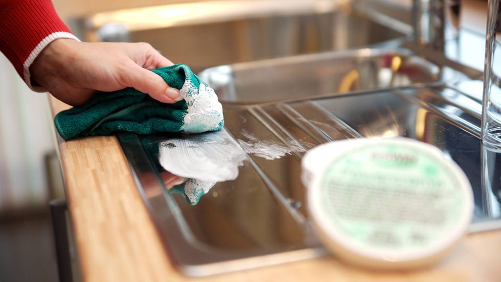 8 Wege, um eine Edelstahlspüle zu reinigen und zu pflegen