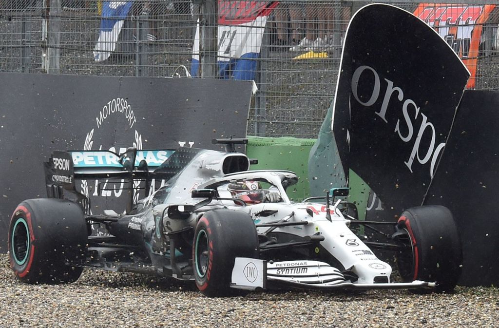 Lewis Hamilton rattert durchs Kiesbett und beschädigt seinen Silberpfeil – er landet auf Platz neun.