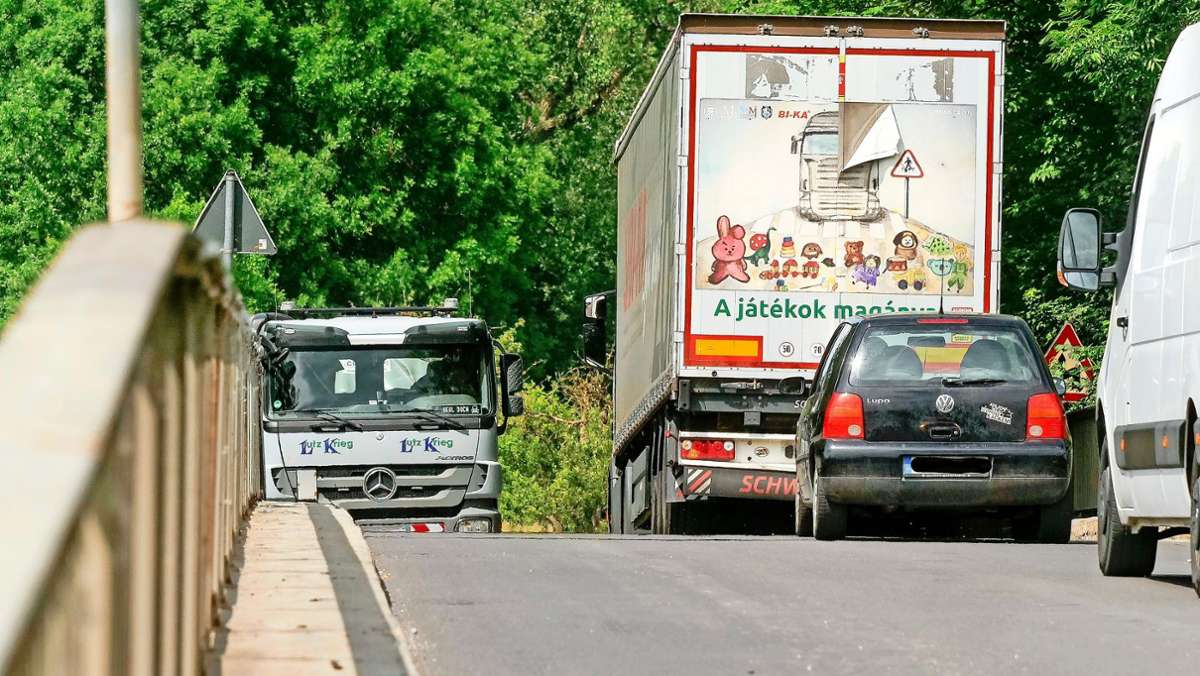 Verkehrschaos in Freiberg am Neckar: Sperrung der Neckarbrücke Freiberg verlängert