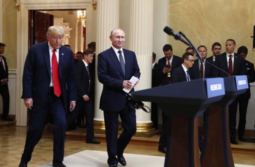Nach einem mehr als zwei Stunden langen Gespräch traten Donald Trump (links) und Wladimir Putin vor die Presse. Foto: AP
