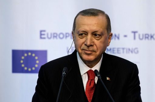 Ein Lächekn gestatte sich der Recep Tayyip Erdogan auf dem Gipfel. Doch die Lage ist ernst. Foto: AFP