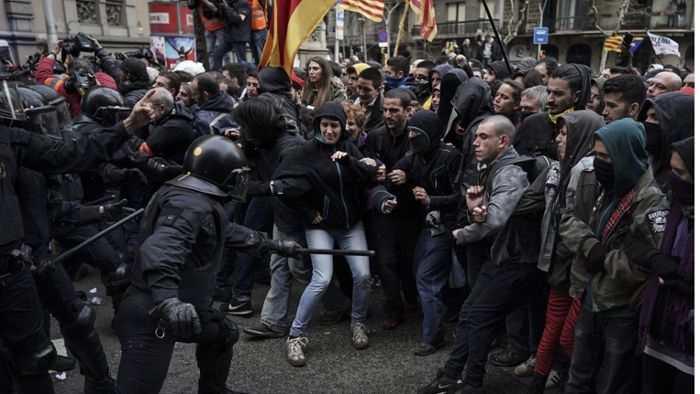Polizei gibt Warnschüsse bei Separatisten-Demo ab