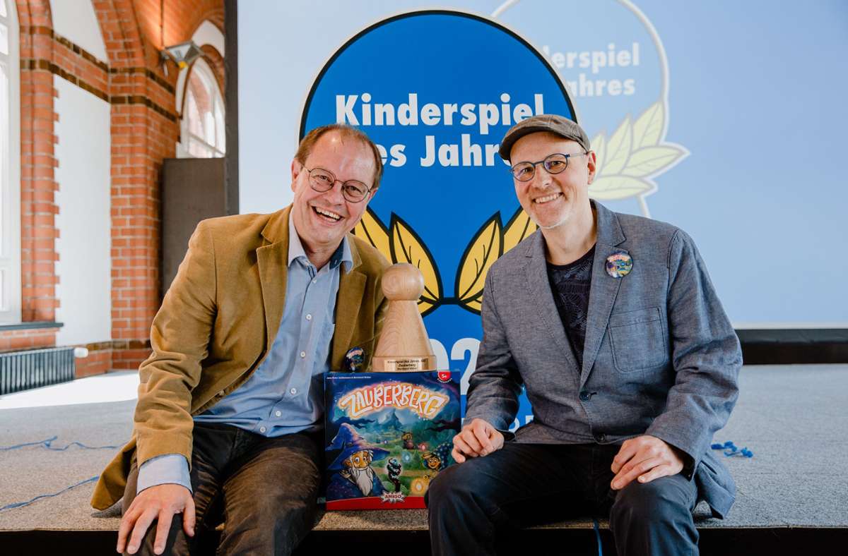 Die Spieleautoren Jens-Peter Schliemann (links) und Bernhard Weber freuen sich: Ihr Spiel „Zauberberg“ ist zum „Kinderspiel des Jahres 2022“ gekürt worden. Foto: /Simona Bednarek