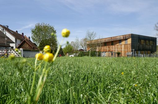 Am Warmbronner Ortsrand, beim Kinderhaus (im Bild)  könnte die neue Grundschule gebaut werden. Foto: Simon Granville