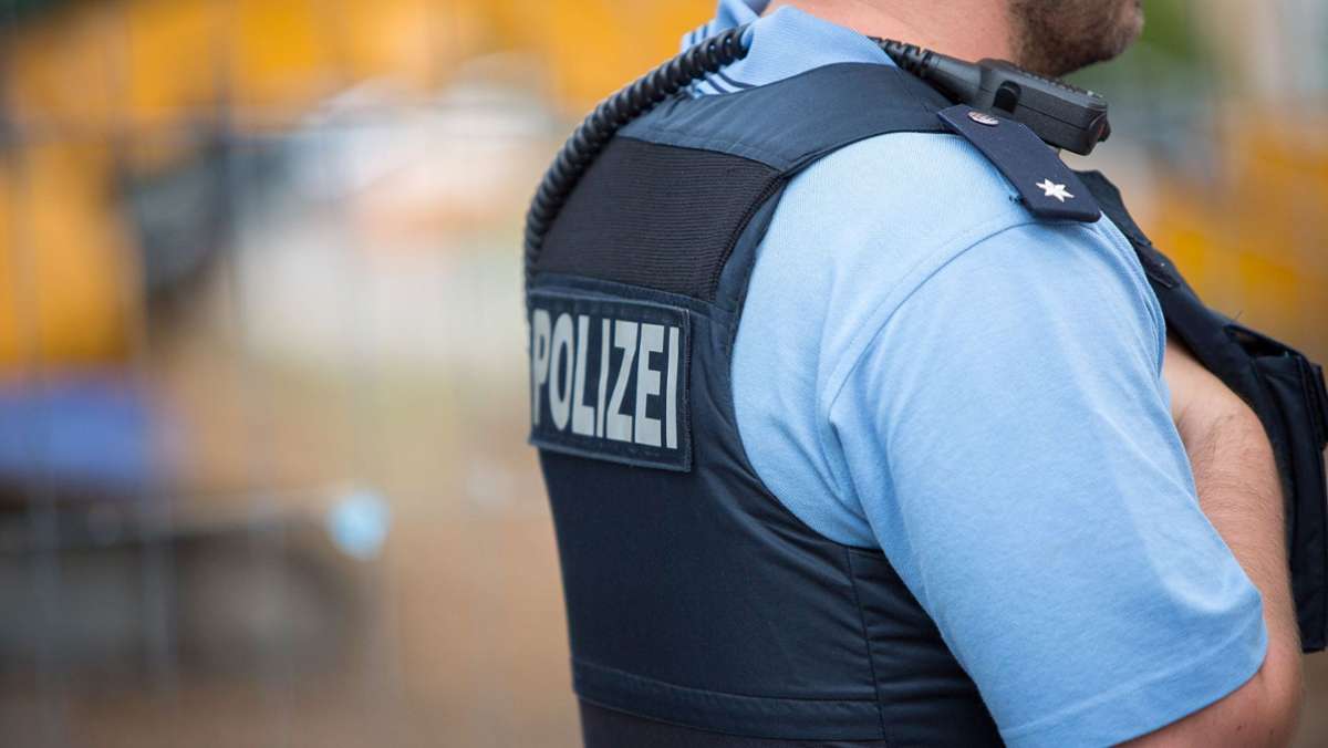 57-Jähriger verbringt Nacht auf dem Polizeirevier: Mann pöbelt und  randaliert vor Bäckerei in Nufringen