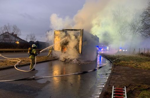 Die Feuerwehr bekämpft den Lastwagenbrand auf der B312. Foto: SDMG/ Maier