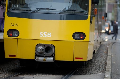 Von 6.20 Uhr bis 7 Uhr ging nichts mehr: Weil ein Auto am Dienstagmorgen in das Gleisbett der Stadtbahn an der Pischekstraße in Stuttgart-Ost gefahren war, war der Stadtbahnverkehr der Linie U15 blockiert. Foto: dpa