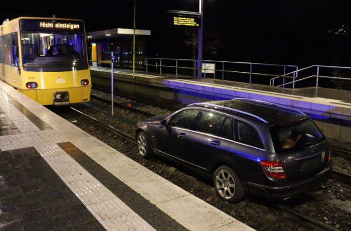 Kurioses aus Stuttgart-Hofen: 69-Jährige fährt Hunderte Meter im Gleisbett – Kran birgt Auto