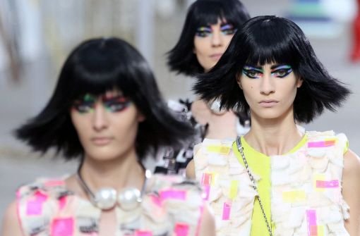 Farbiges Statement und viel Prominenz in Paris: Zum Abschluss der Fashion Week zeigte Karl Lagerfeld seine Entwürfe für Chanel. Hier sind die Bilder vom Laufsteg. Foto: dpa
