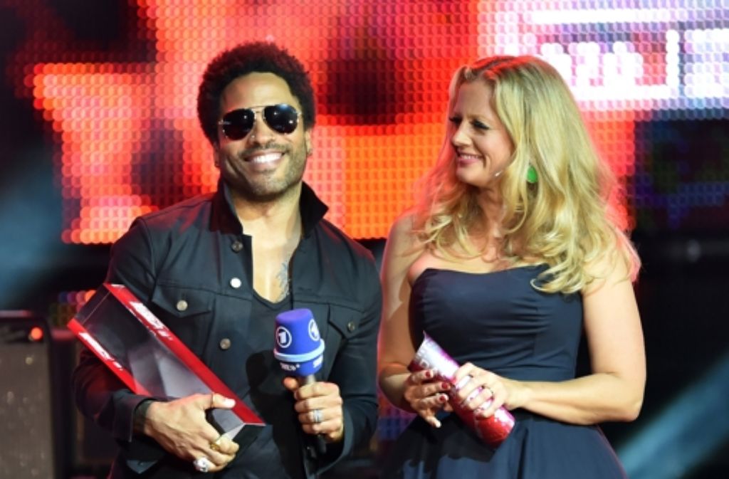 Lenny Kravitz wurde beim SWR3 New Pop Festival mit dem Preis Pioneer of Rock ausgezeichnet. Das freut auch Moderatorin Barbara Schöneberger. Foto: dpa