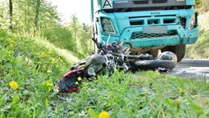 Der Motorradfahrer wird bei dem Unfall schwer verletzt. Foto: 7aktuell.de/Kevin Lermer/7aktuell.de | Kevin Lermer