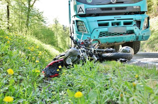 Der Motorradfahrer wird bei dem Unfall schwer verletzt. Foto: 7aktuell.de/Kevin Lermer/7aktuell.de | Kevin Lermer