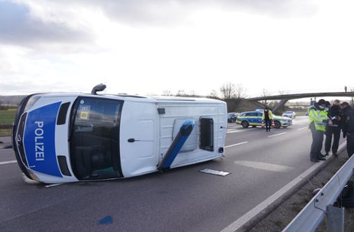 Der Polizei-Transporter kippte bei dem Unfall auf die Seite. Foto: Andreas Rosar/Fotoagentur-Stuttgart