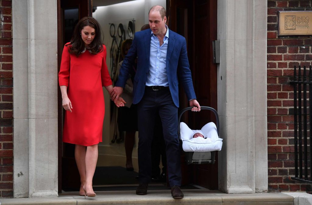 Nur sieben Stunden nach der Geburt traten Papa Prinz William und Mama Herzogin Kate mit ihrem jüngsten Sohn vor das Krankenhaus.