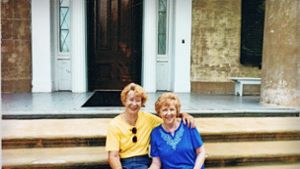 Jutta-Beate Schmidt (links) umarmt ihre Freundin Joyce Lynn Holcomb. Das Foto ist 2013 in New Orleans entstanden. Foto: privat