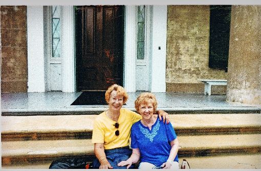 Jutta-Beate Schmidt (links) umarmt ihre Freundin Joyce Lynn Holcomb. Das Foto ist 2013 in New Orleans entstanden. Foto: privat