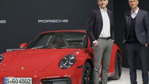 Porsche-Chef Oliver Blume (links) und Finanzvorstand Lutz Meschke sehen sich auf ihrem Kurs bestätigt. Foto: Porsche