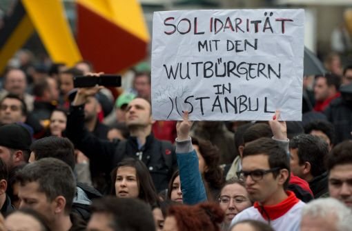 Aus Solidarität mit den Demonstranten in Istanbul sind in Stuttgart am Samstag Hunderte auf die Straße gegangen. Foto: dpa