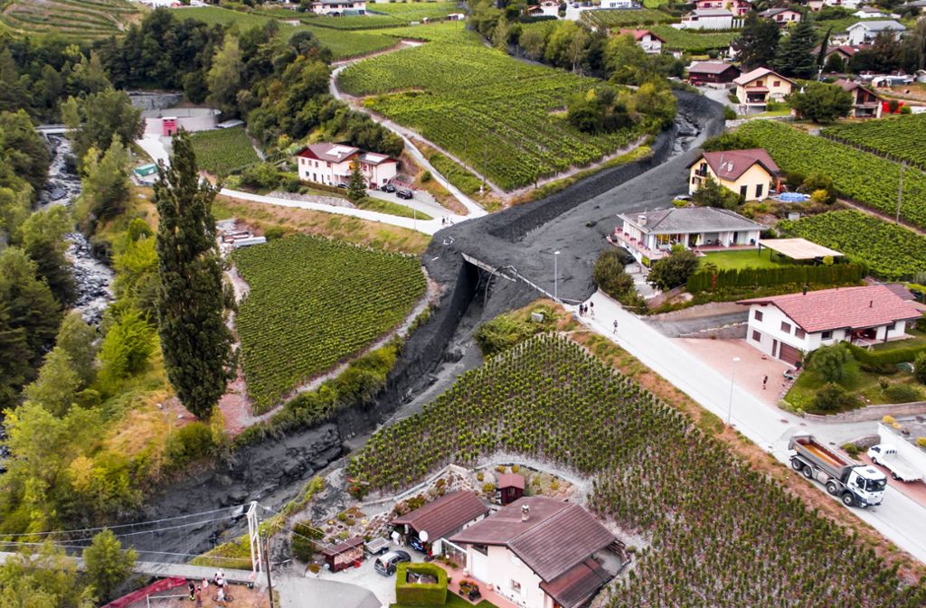 Eine gewaltige Schlammlawine ist mit rasender Geschwindigkeit durch eine Schweizer Bergsiedlung gedonnert und hat erheblichen Sachschaden angerichtet.