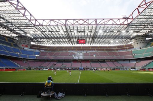 Leeres Stadion: Fußballspiele ohne Zuschauer wie hier in Italien beim AC Mailand gegen CFC Genua drohen nun wegen des Coronavirus auch in Deutschland. Foto: dpa