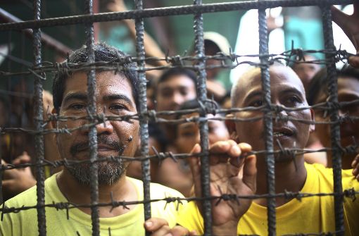 Gefängnisinsassen stehen am 4. Januar 2017 in einer Zelle im Provinzgefängnis von Kidapawan. Bei einem Angriff awurden mehr als 150 Gefangene befreit. Foto: dpa