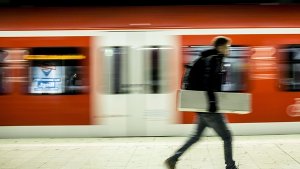 Auf dem Weg zum Stadion und zum Mercedes-Benz-Museum sollten S-Bahn-Fahrer am Samstag mehr Zeit einplanen. Foto: Lichtgut/Leif Piechowski
