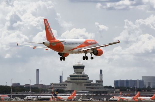 Flüge sollen auf Wunsch der Umweltministerin teurer werden. Foto: dpa