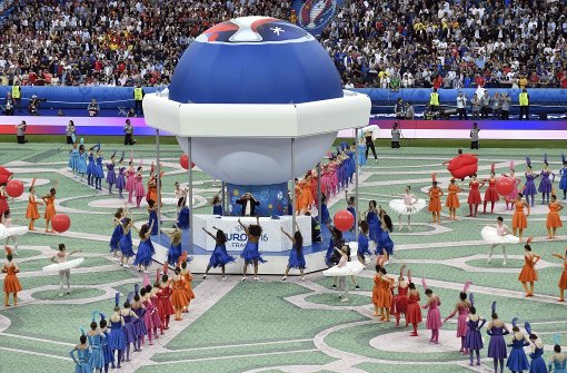 Mit einer imposanten Feier ist die Fußball-EM in Frankreich eröffnet worden. Foto: AFP