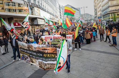 Ein Konflikt in der Ferne führt zu Protest vor der Tür: Im März  2018 demonstrierten Kurden in Stuttgart gegen das Vorgehen der Türkei im syrischen Afrin. Foto: /Lichtgut/Julian Rettig