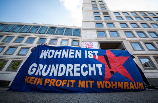 Protest gegen Wohnungsmangel vor dem Stuttgarter Rathaus. Im Gemeinderat bilden sich derweil neue Mehrheiten. Foto: dpa